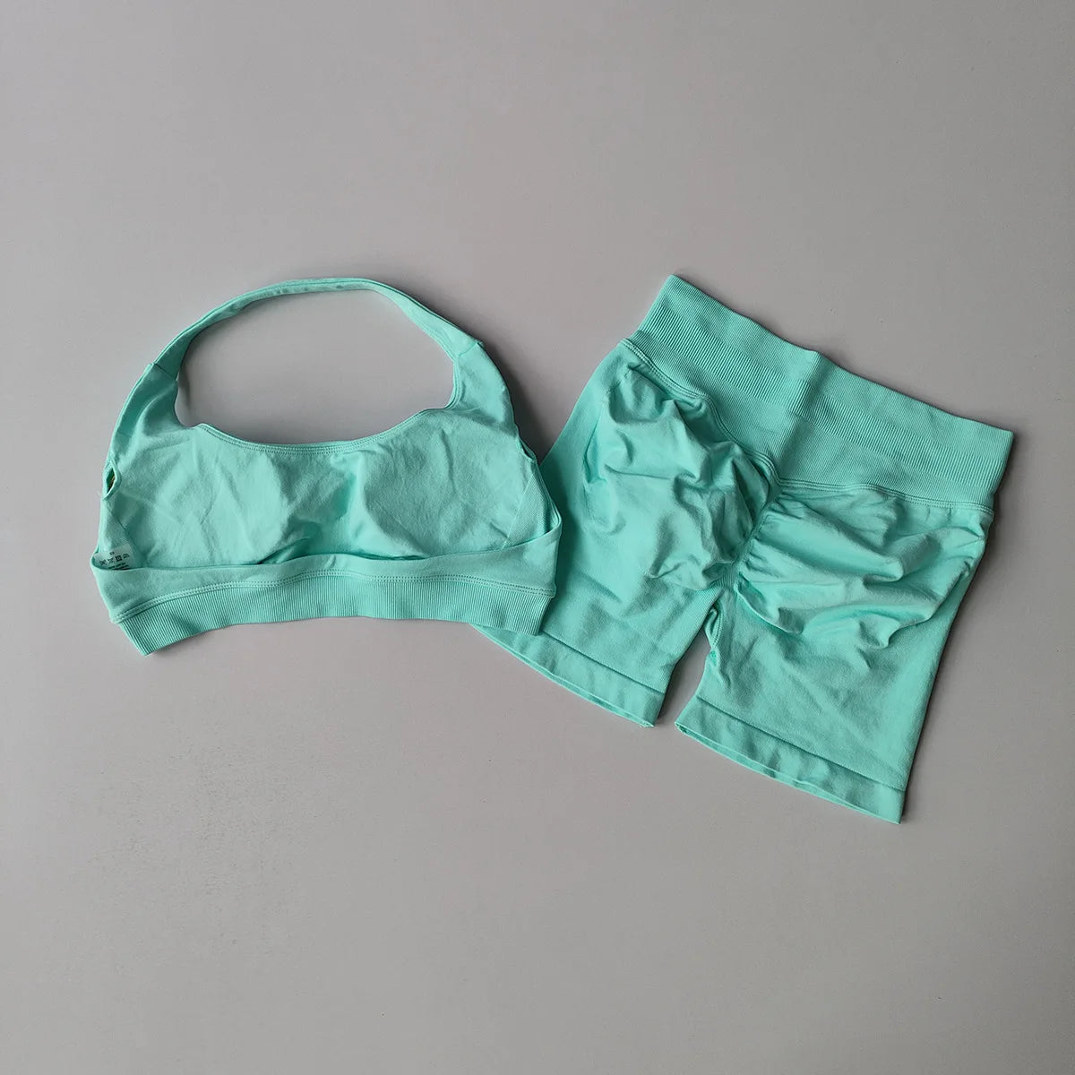 Conjunto de Yoga Feminino com Top Halter e Shorts de Cintura Alta, Ajuste Justo e Versátil para Fitness e Esportes