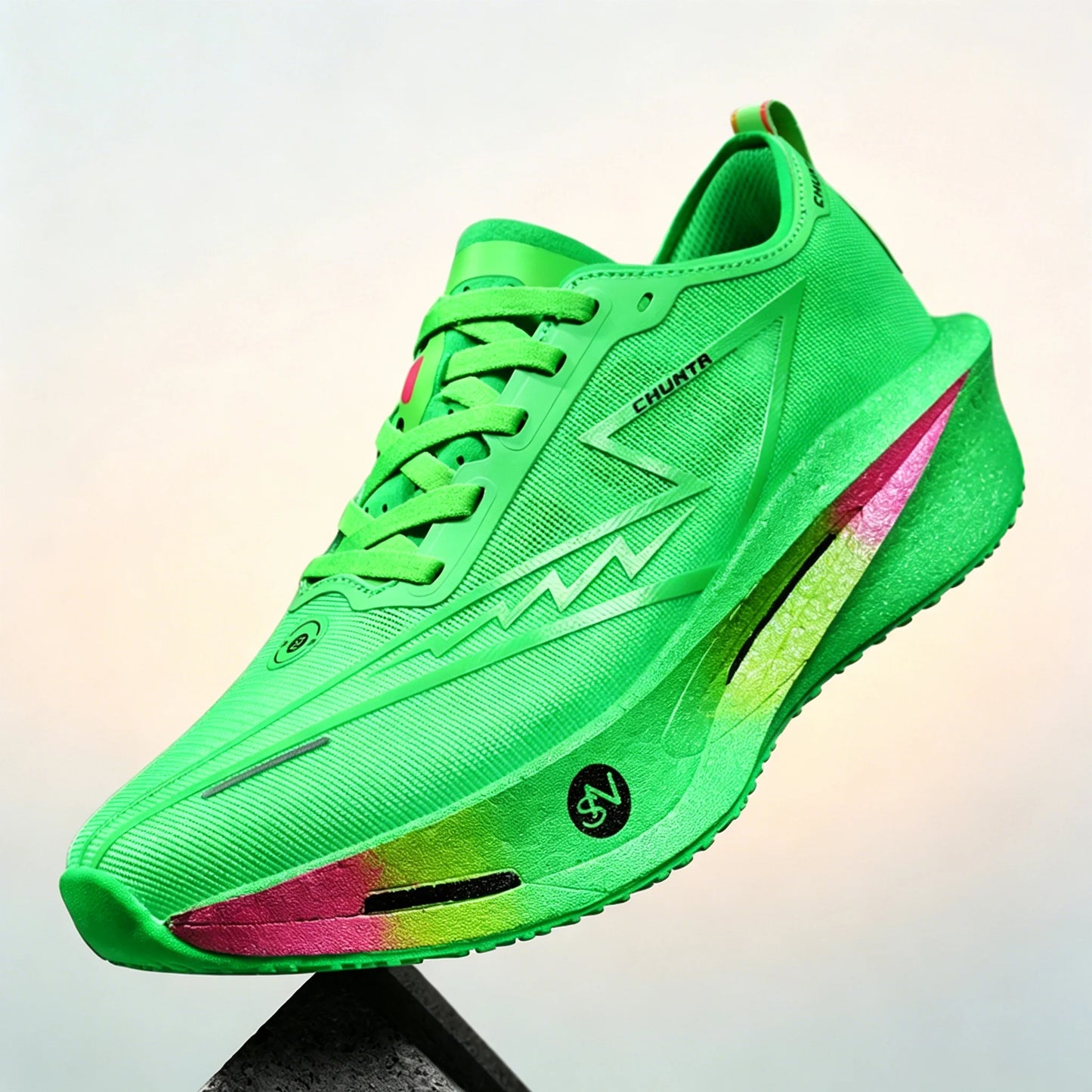 Tênis de corrida CHUNTA com placa de carbono e malha respirável para homens e mulheres, tênis esportivos para maratona com amortecimento e antiderrapantes.