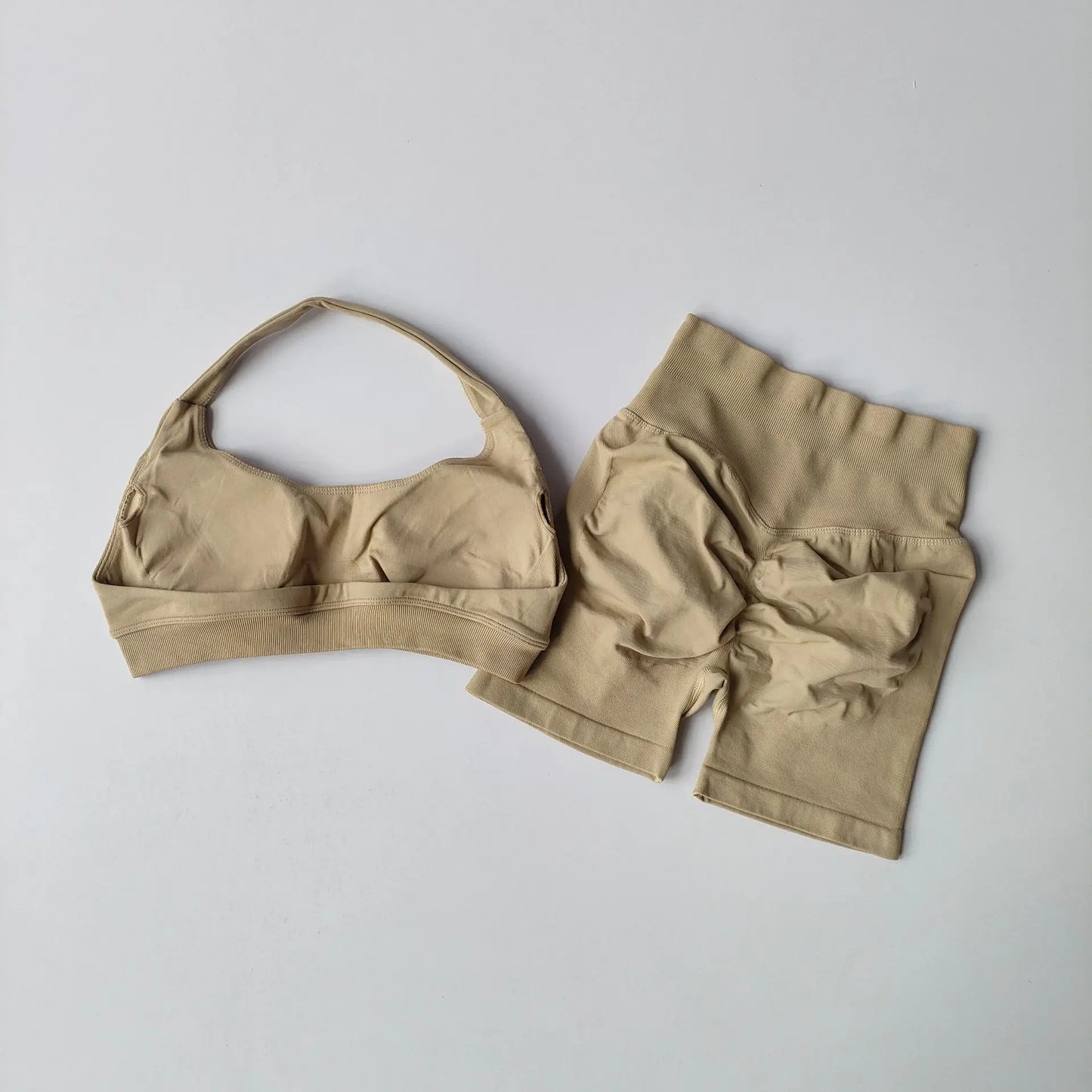 Conjunto de Yoga Feminino com Top Halter e Shorts de Cintura Alta, Ajuste Justo e Versátil para Fitness e Esportes