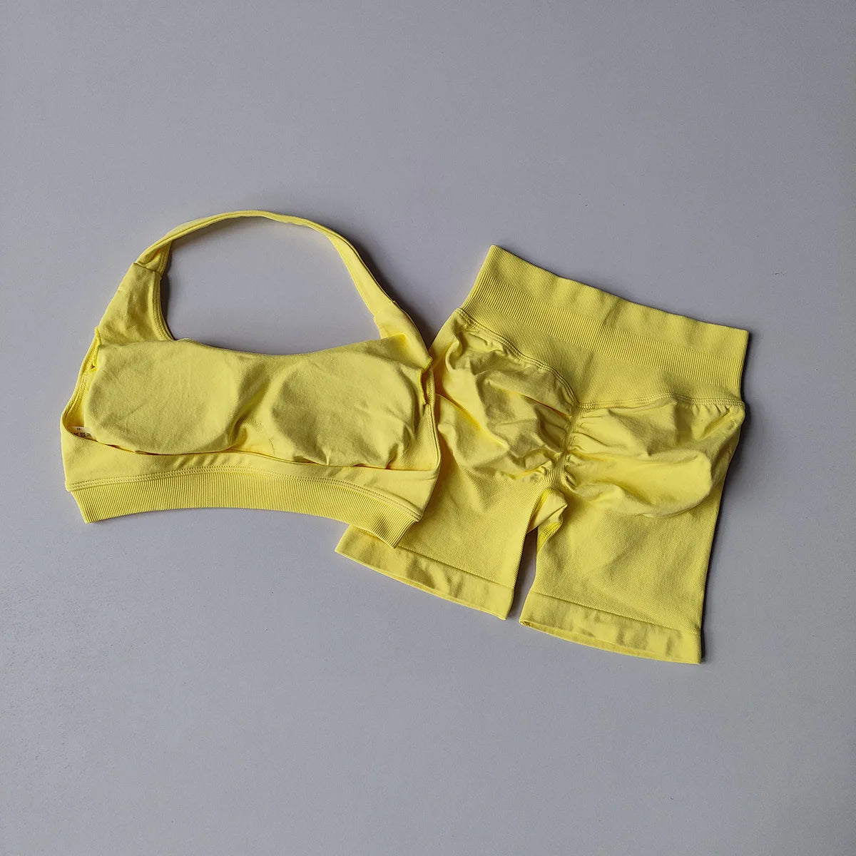 Conjunto de Yoga Feminino com Top Halter e Shorts de Cintura Alta, Ajuste Justo e Versátil para Fitness e Esportes
